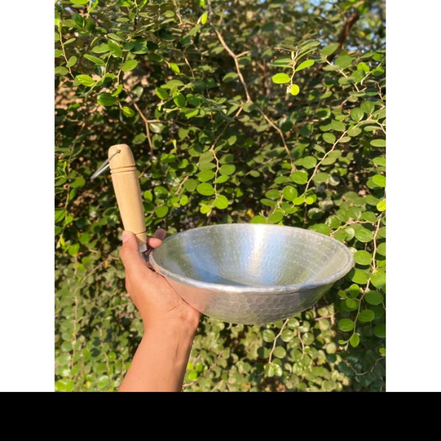 Wajan aluminium 25 cm dengan pegangan kayu