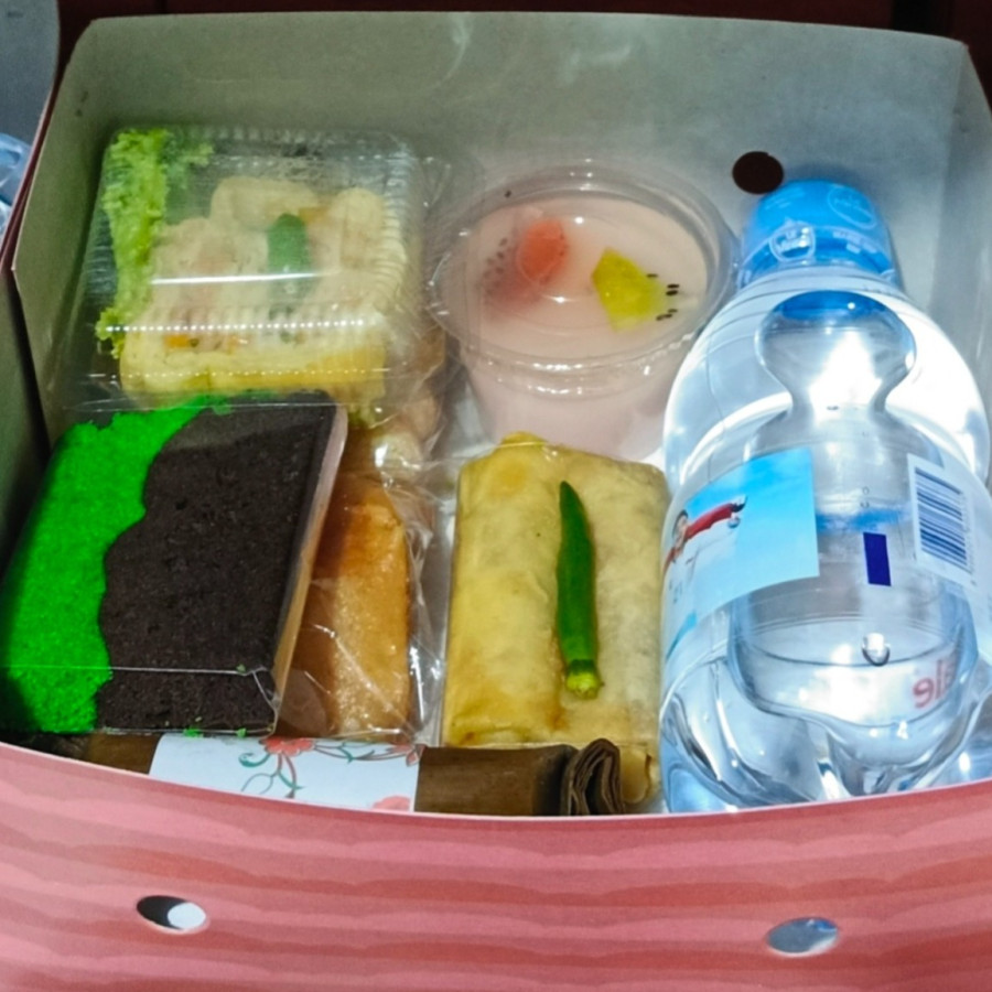 Snack Ukuran Besar (isi 6 macam snack dan air minelar 200ml)