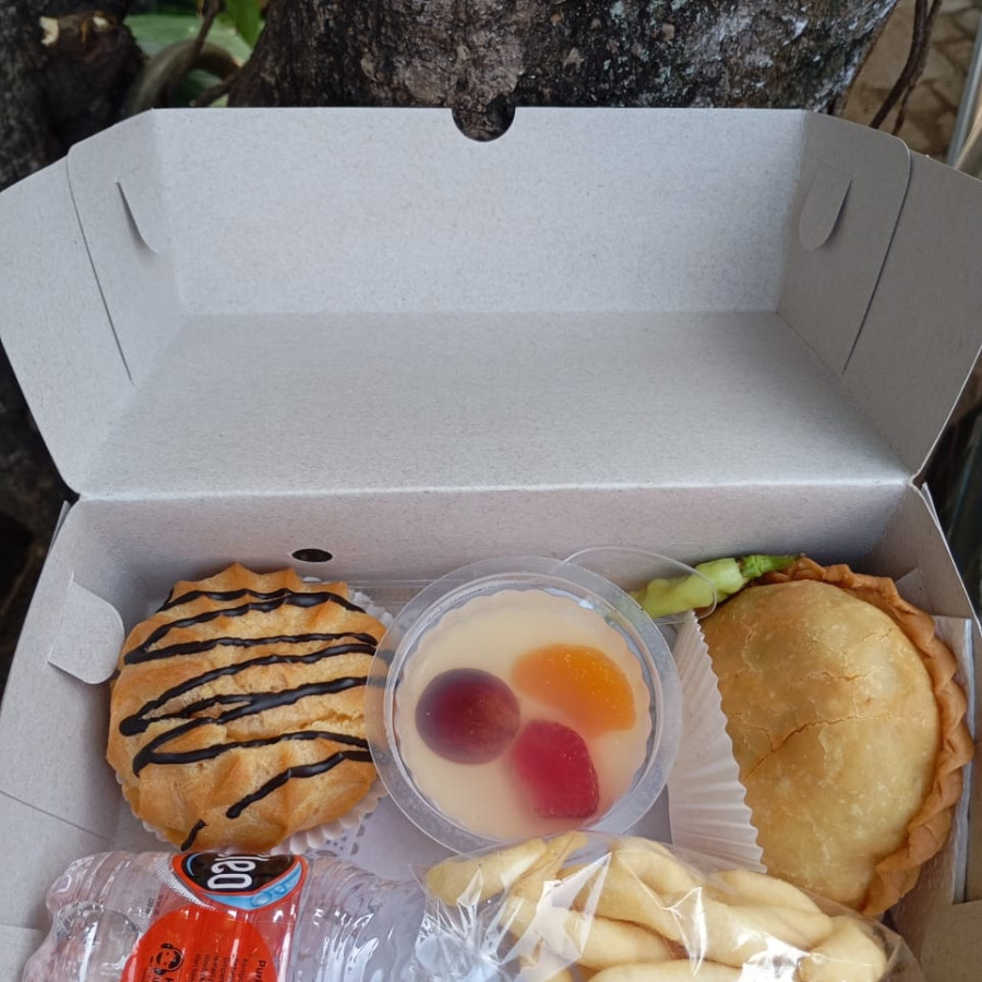 Kue Kotak 20.500 by Lumintu Catering - depan
