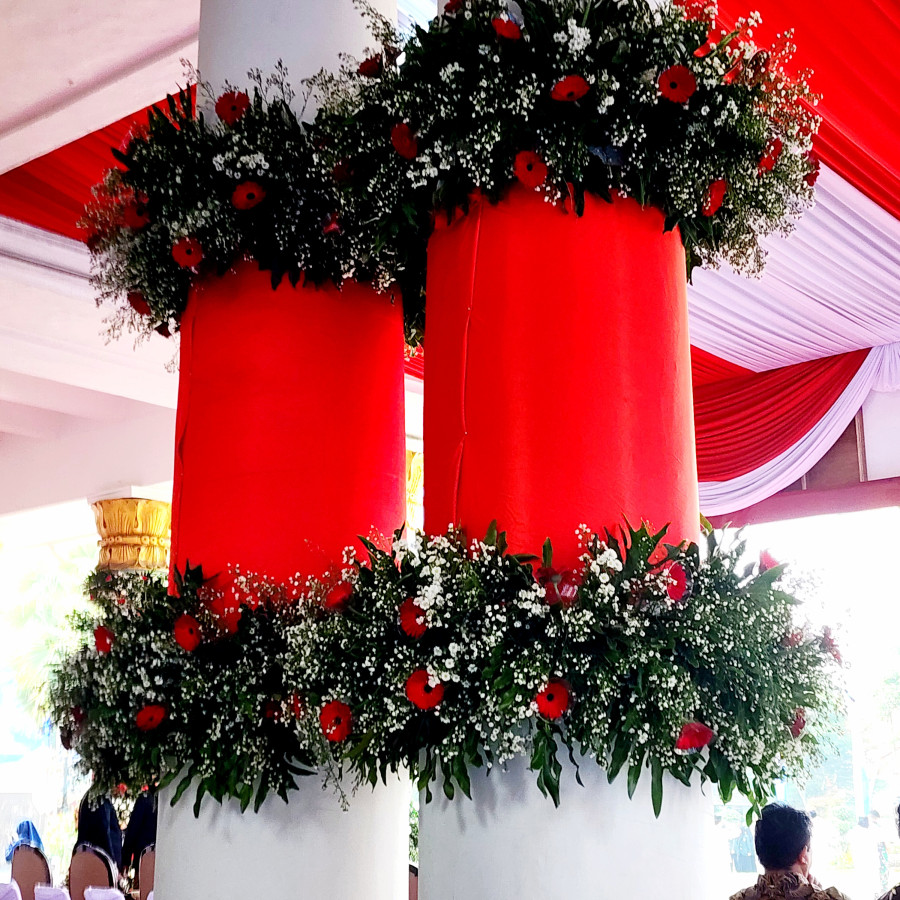 Dekorasi pilar dengan 2 sabuk bunga (campur) - depan