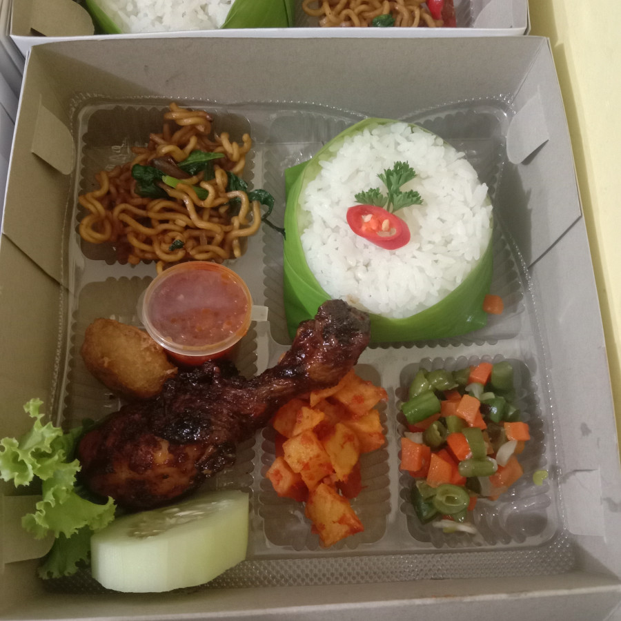 Nasi Kotak T1 (Nasi campur ayam bakar +air mineral 330 ml)
