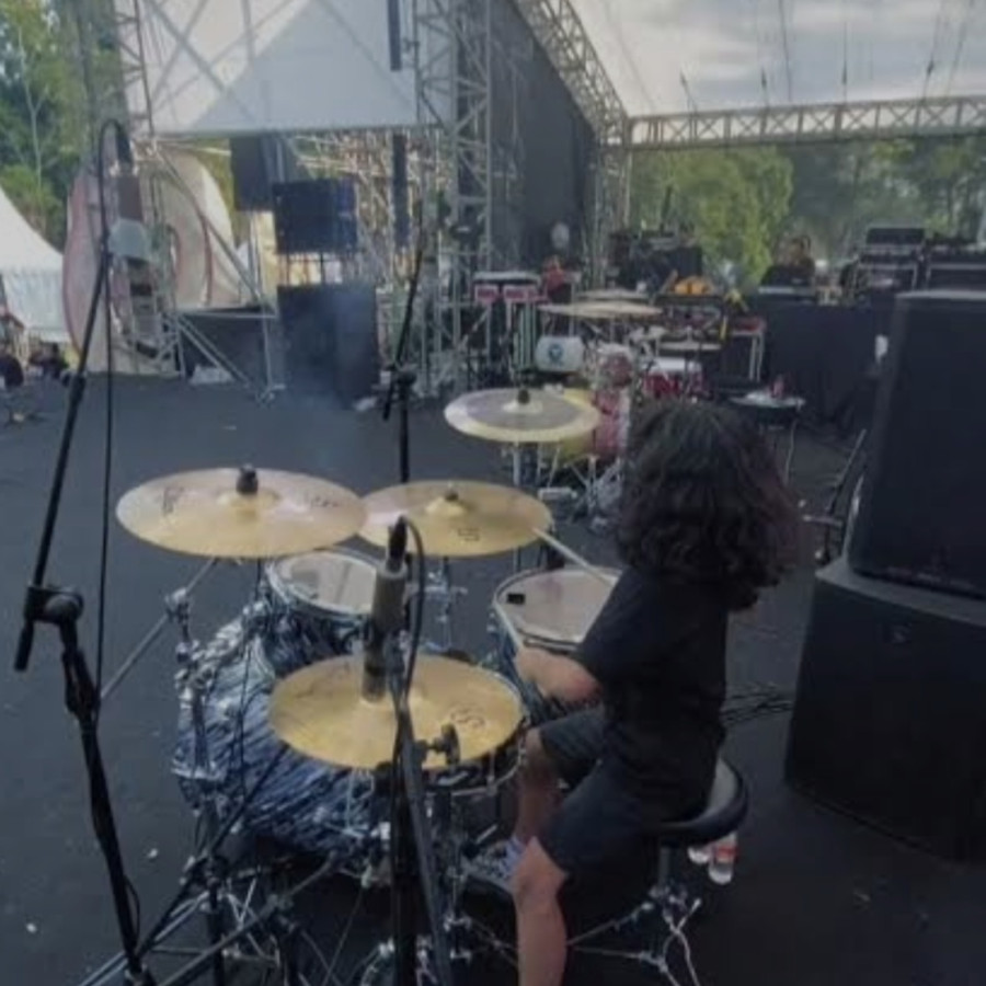 Peralatan Penampilan Band - depan