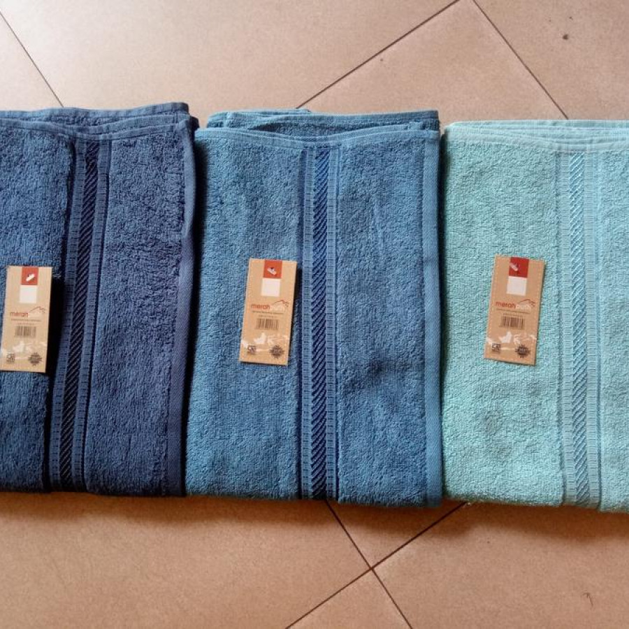Handuk Mandi Merah Putih 70X135Cm Warna Gelap - depan