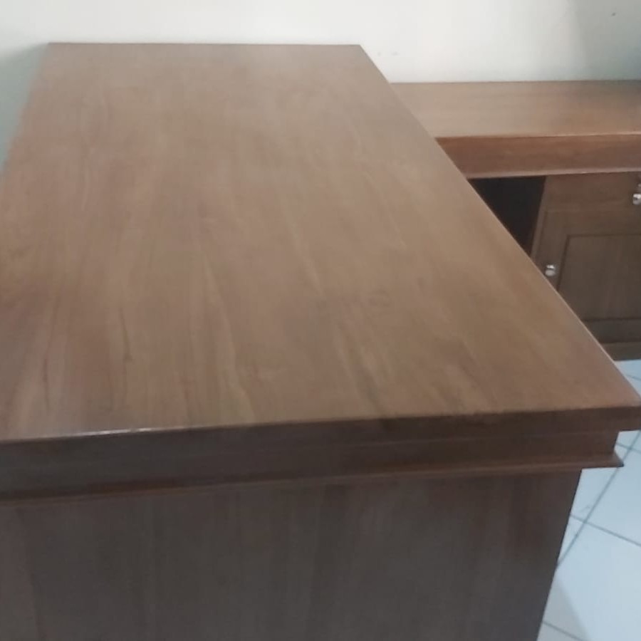 Meja kerja pimpinan - samping