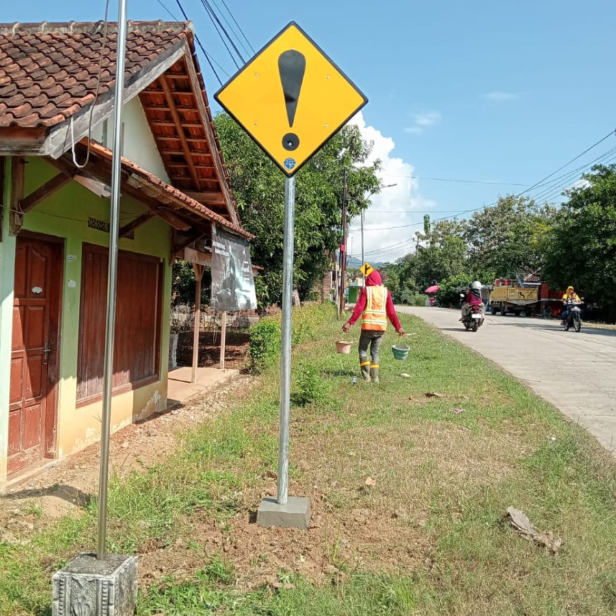 Pemasangan Rambu Lalu Lintas - utama