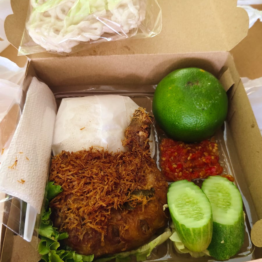 Nasi Lalapan Ayam Serundeng Lengkap