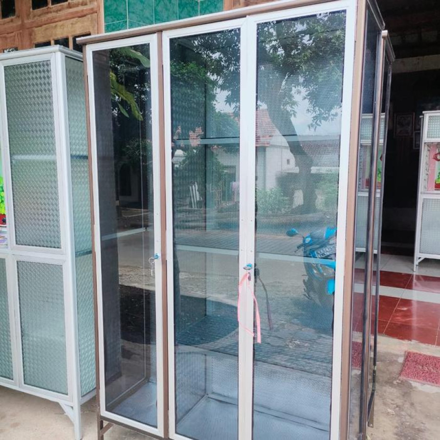 Lemari Etalase Bahan Aluminium dan kaca - depan