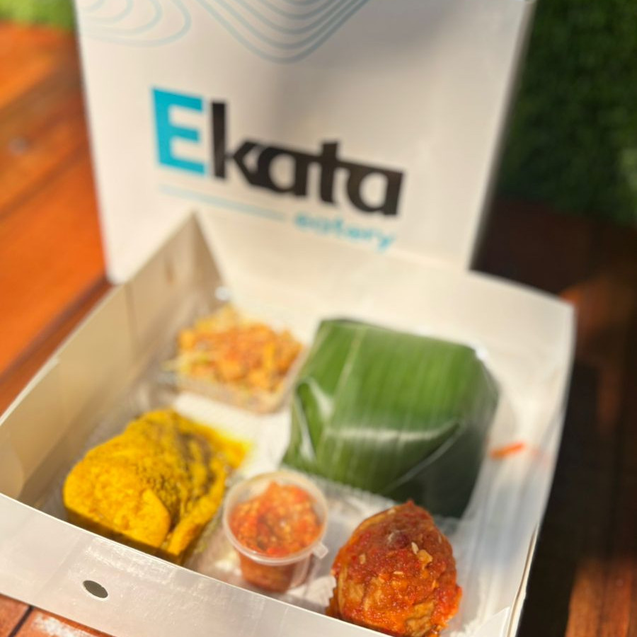 MEAL BOX NASI AYAM KARI/ AYAM GORENG LAOS + MINUM