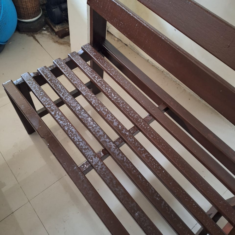 Plitur Bangku Kayu