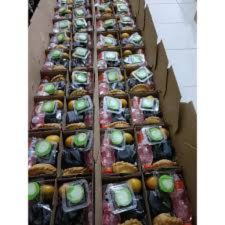 snack box dengan aneka makanan ringan kering dan basah - detail