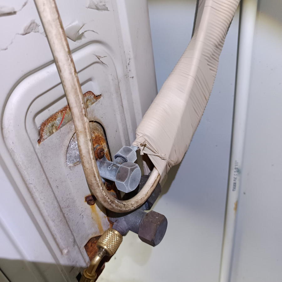 PENGERJAAN  BONGKAR PASANG AC DAIKIN 2 PK R. KACA KE LITBANG LT 1 - samping