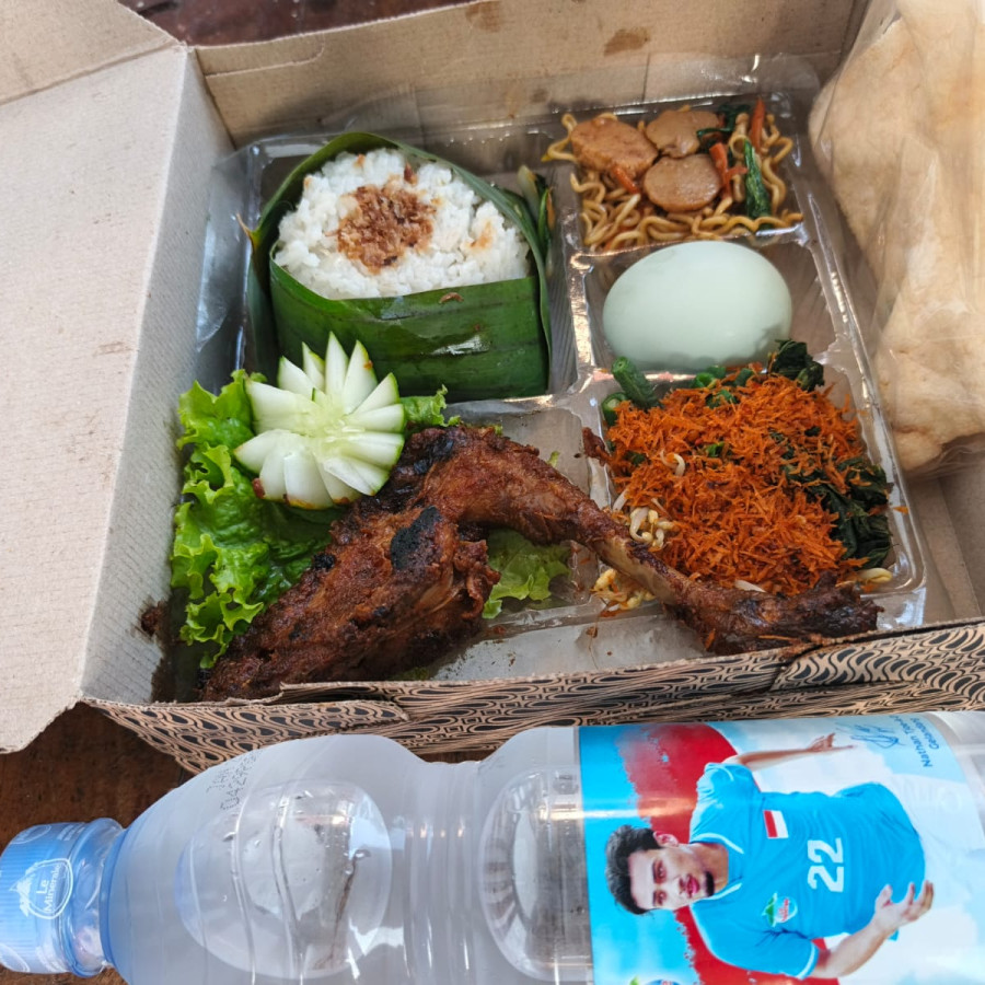 nasi kotak + air mineral - samping