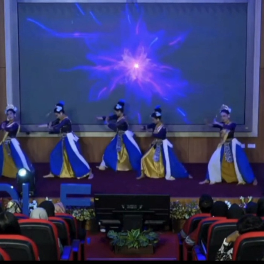 Penampilan kelompok tari - depan