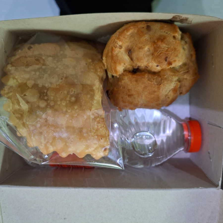 Kue Kotak Isi 2 dan air mineral