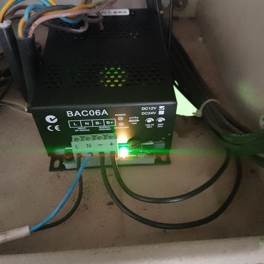AUTO BATTERY CHARGER 12V/6A