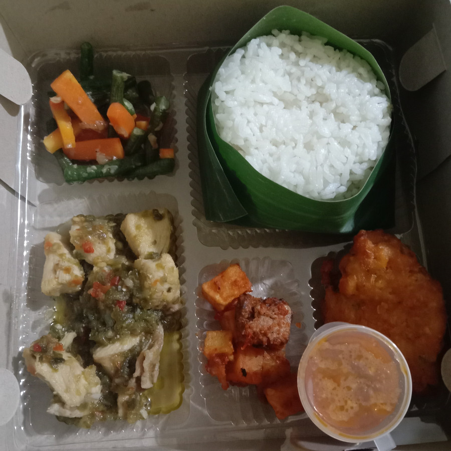 Nasi Kotak R1 (Lengkap buah jeruk +air mineral gelas)