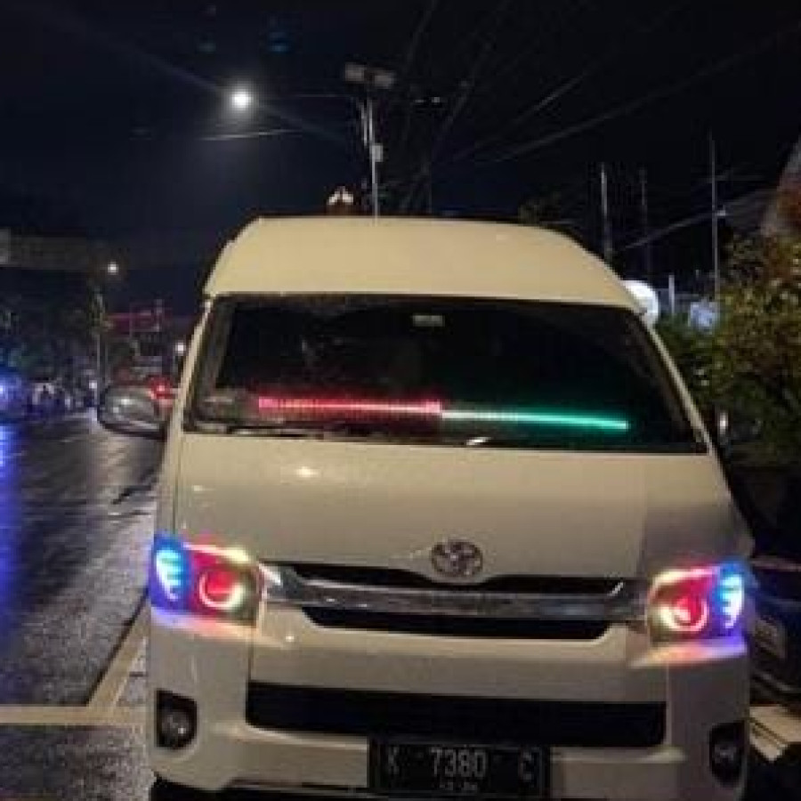 Hiace Commuter dari Karisidenan Semarang-Karisidenan Pati (atau sebaliknya) - depan