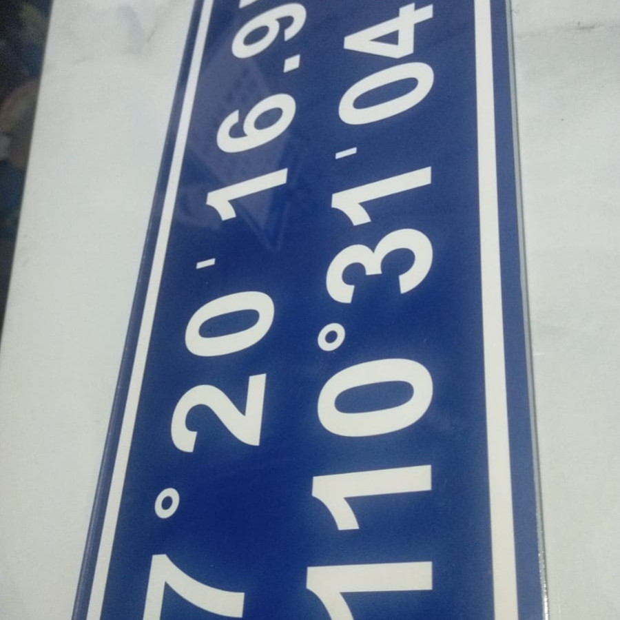 Papan nama akrilik