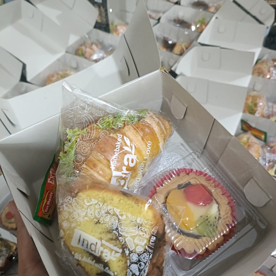 Croisant, roll cake, pie buah