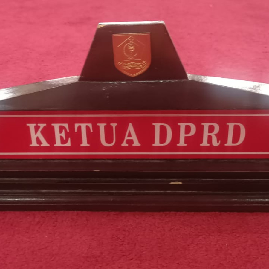 PAPAN NAMA MEJA KAYU - utama