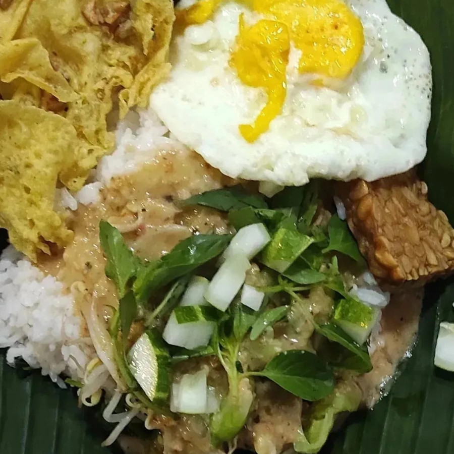 NASI KOTAK NASI PECEL MADIUN LENGKAP+AIR MINERAL BOTOL MINI - utama