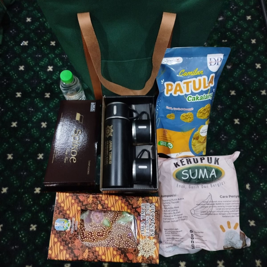 Souvenir / Cindera Mata Berupa Tas Beserta Isinya