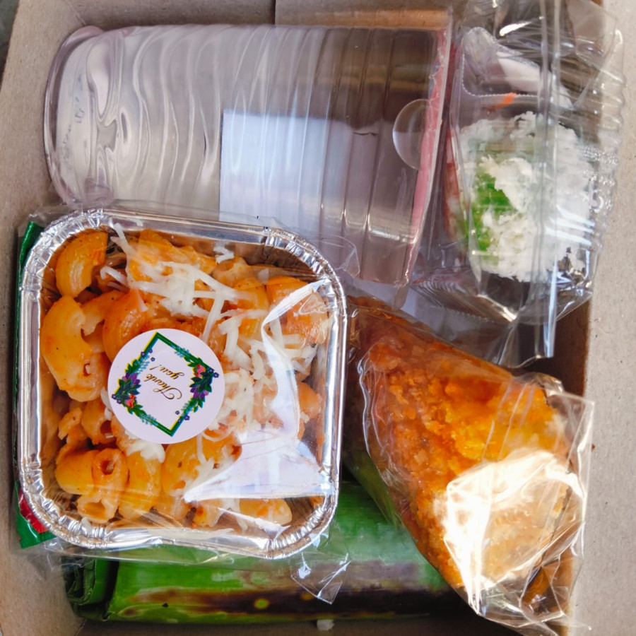 Nasi Rawon Bergedel Telur asin Krupuk,Macaroni schootel  Resol Putu tegal Lemper air mineral - depan
