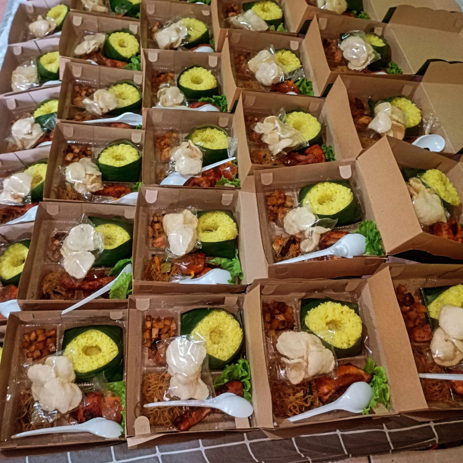 nasi kuning atau liwet lengkap
