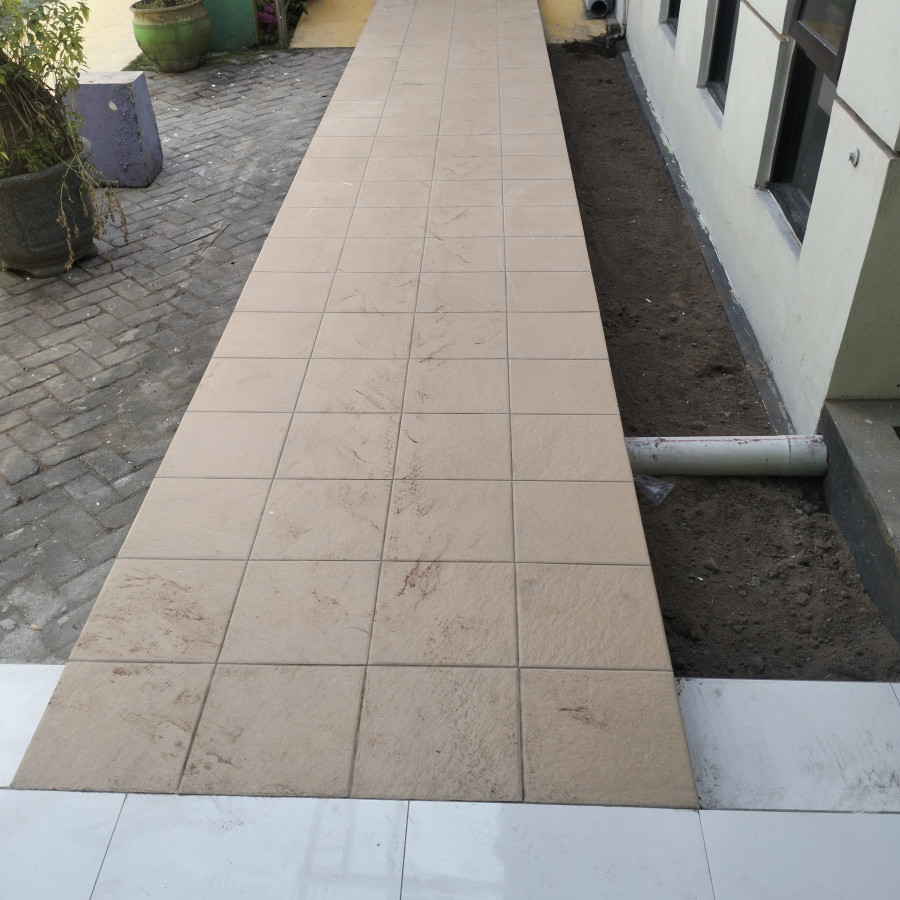 Pasang keramik lantai 30 x 30 cm  per m2
